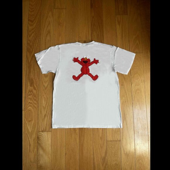 Uniqlo x KAWS x Sesame Street Companion Elmo T Shirt L - Picture 2 of 3